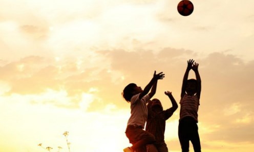 Chơi ngoài trời là chìa khoá giúp trẻ phát triển toàn diện, tại sao?